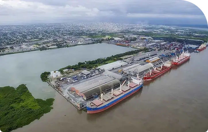 Embarcaciones en puerto